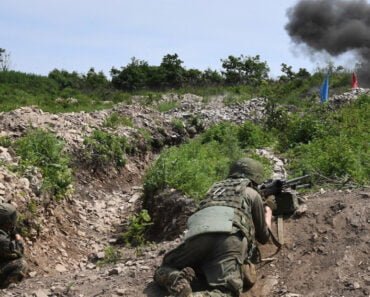 „Ne fac praf. Să ne folosim degetele pe post de baionetă?”. Rușii de pe frontul din Ucraina își sună nevestele și plâng la telefon