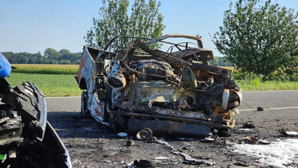 Groază după o depășire inconștientă. Trei oameni au murit într-un Trabant făcut scrum, spulberat de un VW T-Roc pe un drum din Germania