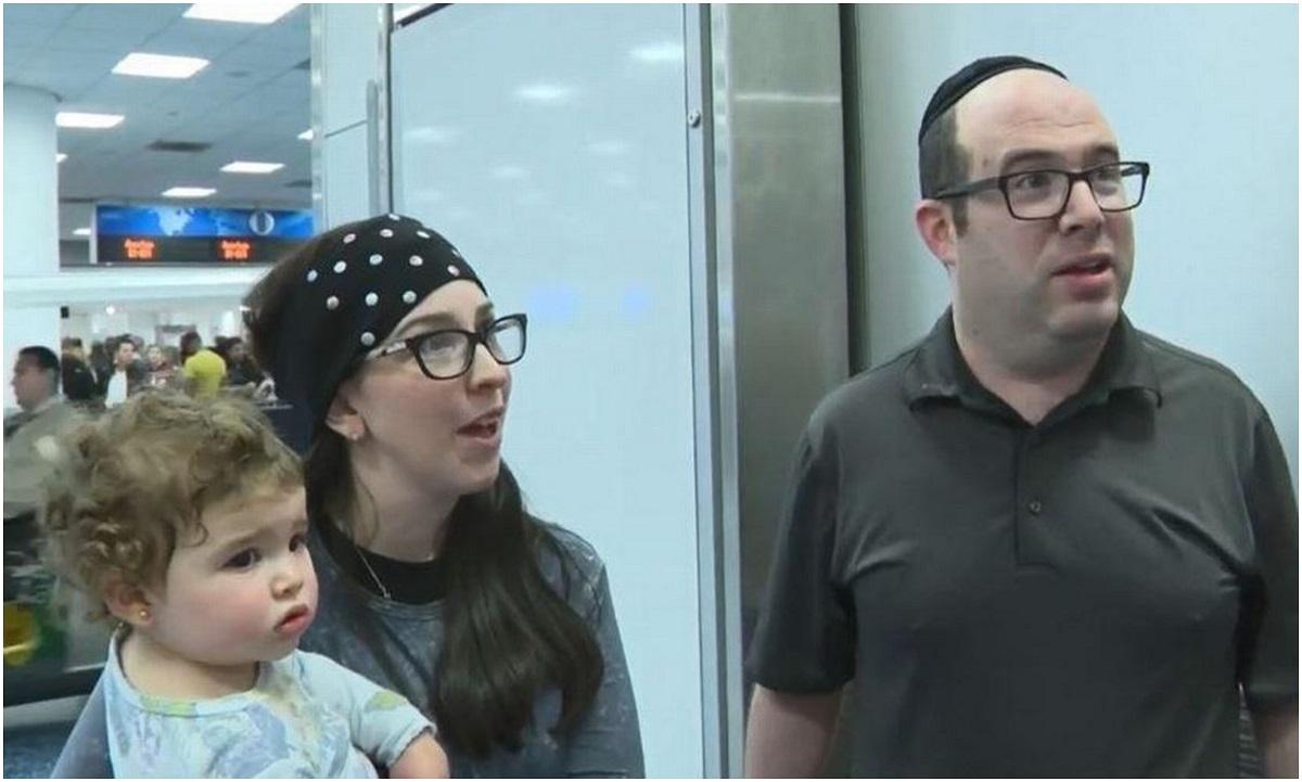 Cuplu din SUA, dat afară din avion cu bebelușul în brațe și fără bagaje, după ce pasagerii s-au plâns de mirosul lor: „Nu e nimic în neregulă cu noi”