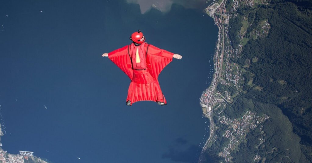 Un practicant de wingsuit a fost decapitat la 4.000 de metri înălțime de aripa avionului din care tocmai sărise