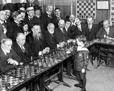Copilul geniu care la doar 8 ani a învins 20 de jucători într-o partidă simultană de şah. Povestea lui Samuel Reshevsky