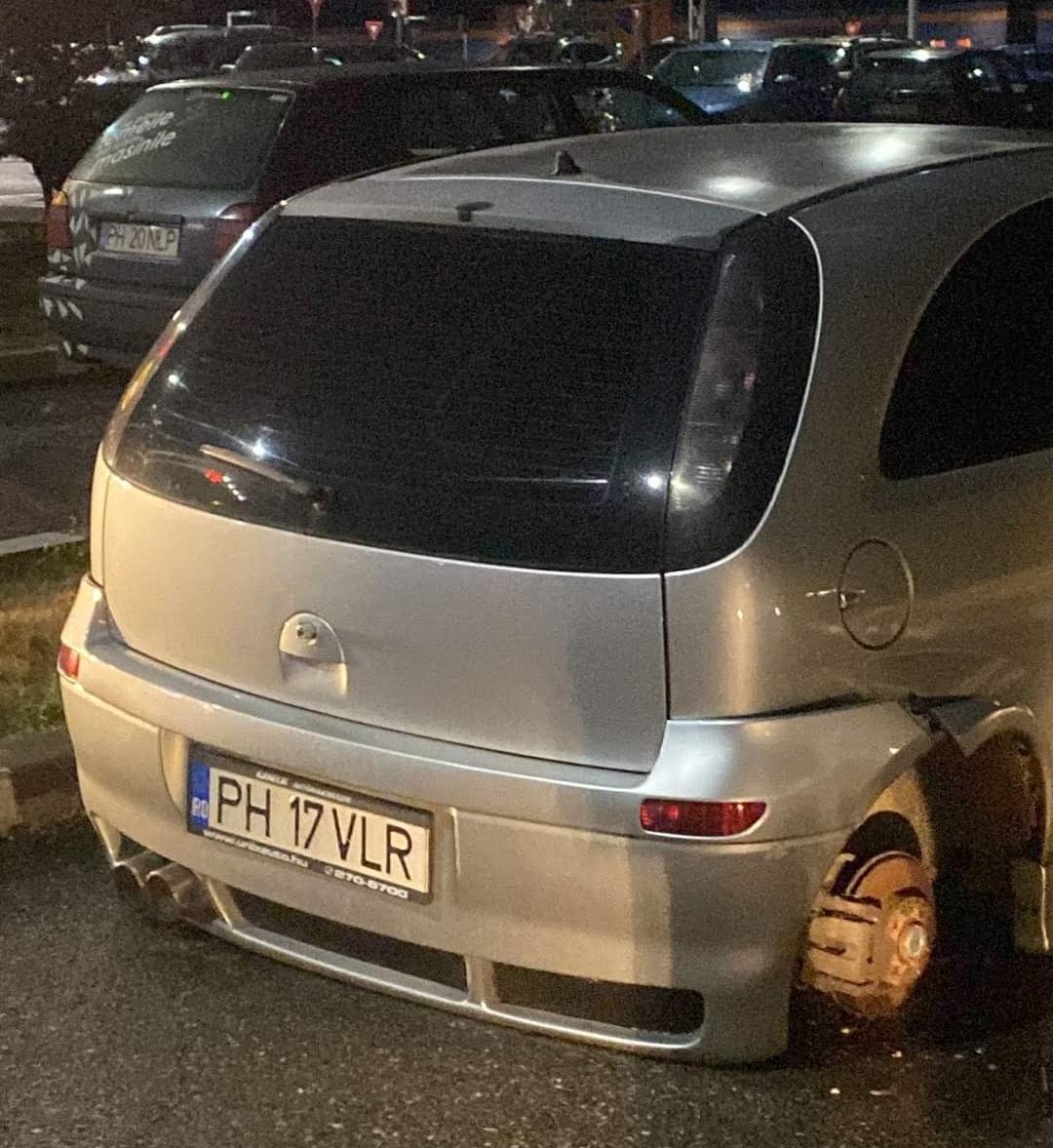O maşină a rămas fără roți, în parcarea Ploieşti Shopping City