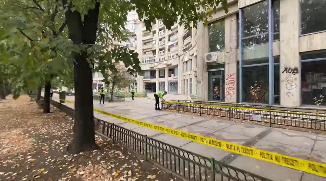 O femeie s-a aruncat de la etajul 5 al unui bloc, în Bucureşti, şi a căzut peste o altă femeie care mergea pe trotuar
