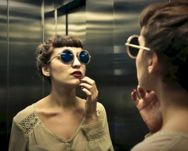 De ce sunt oglinzi în lifturi. Motivul la care nu te-ai gândit