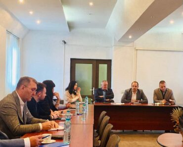 Prefectura Prahova i-a chemat la discuții pe reprezentanții rafinăriilor