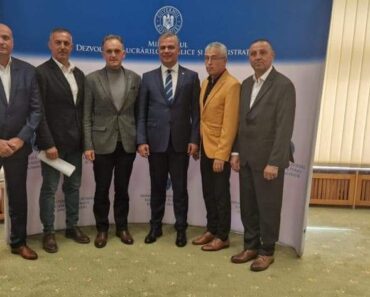 Peste 3 MILIOANE DE EURO pentru Prahova! Prefectul Virgiliu Nanu a mers cu primarii la Ministerul Dezvoltarii pentru semnarea contractelor de finantare Peste 3 MILIOANE DE EURO pentru Prahova! Prefectul Virgiliu Nanu a mers cu primarii la Ministerul Dezvoltarii pentru semnarea contractelor de finantare