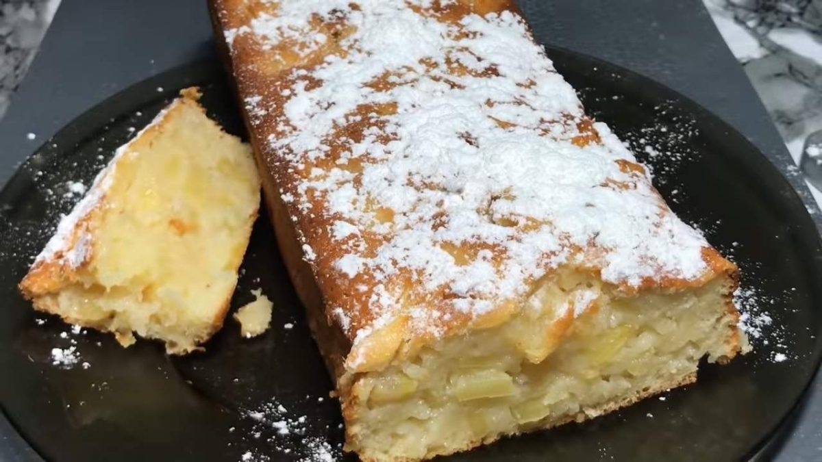 Rețetă de chec cu mere fraged și cremos. Desertul aromat perfect pentru sezonul în care ne aflăm Rețetă de chec cu mere fraged și cremos. Desertul aromat perfect pentru sezonul în care ne aflăm