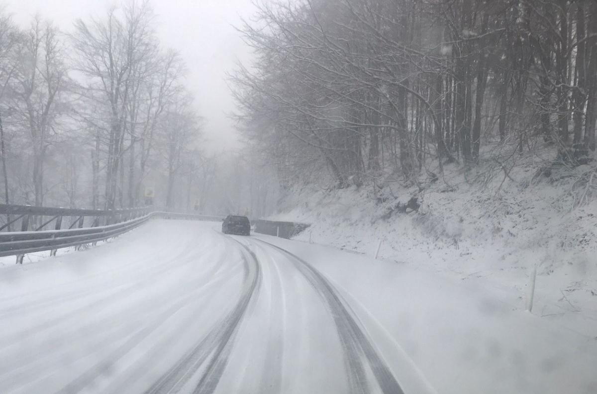 Trei județe, sub avertizări cod portocaliu de ninsori viscolite și vânt puternic, în zona de munte. Rafale de peste 120 km/h