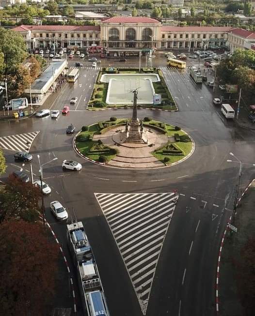 Noi restricții de circulație în zona Gării de Sud. Obligatoriu la dreapta, din strada Mihai Eminescu, spre Veronica Micle Noi restricții de circulație în zona Gării de Sud. Obligatoriu la dreapta, din strada Mihai Eminescu, spre Veronica Micle