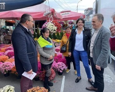 Prefectul Virgiliu Nanu, în mijlocul câmpinenilor, alături de Irina Nistor, candidatul PSD la Primăria Câmpina