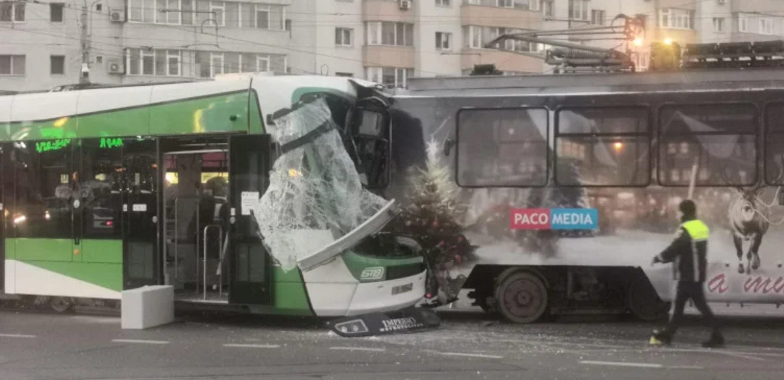 Accident grav în București între două tramvaie. S-au ciocnit frontal, iar vatmanii și un călător au fost răniți