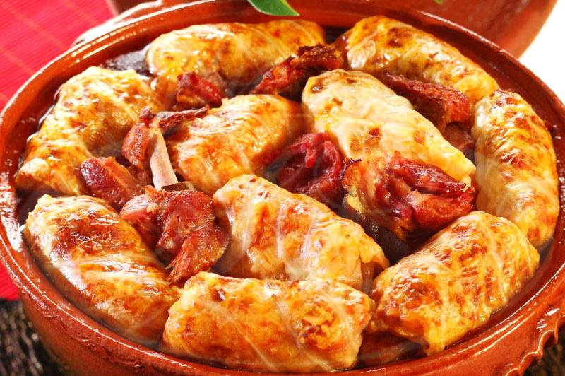 Ce să pui în oala în care fierb sarmalele pentru un preparat aromat. Secretul bunicilor de la țară pentru sărbătorile de iarnă