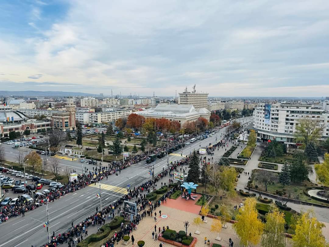 Mii de ploieşteni au umplut centrul oraşului, de Ziua Națională a României. Diseară va avea loc un spectacol de artificii GALERIE FOTO Mii de ploieşteni au umplut centrul oraşului, de Ziua Națională a României. Diseară va avea loc un spectacol de artificii GALERIE FOTO