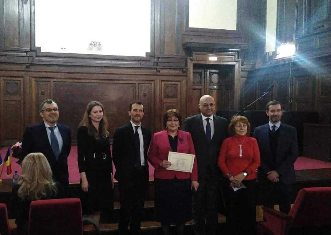 Profesorul Carmen Radulescu (C.N. „Mihai Viteazul”), premiata de Ambasada Frantei cu ordinul „Palmes Academiques”