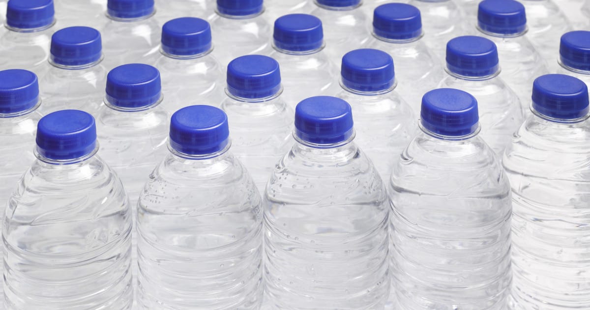 Apa îmbuteliată conţine sute de mii de particule de plastic pe litru. „E rezonabil să luăm în considerare apa de la robinet”