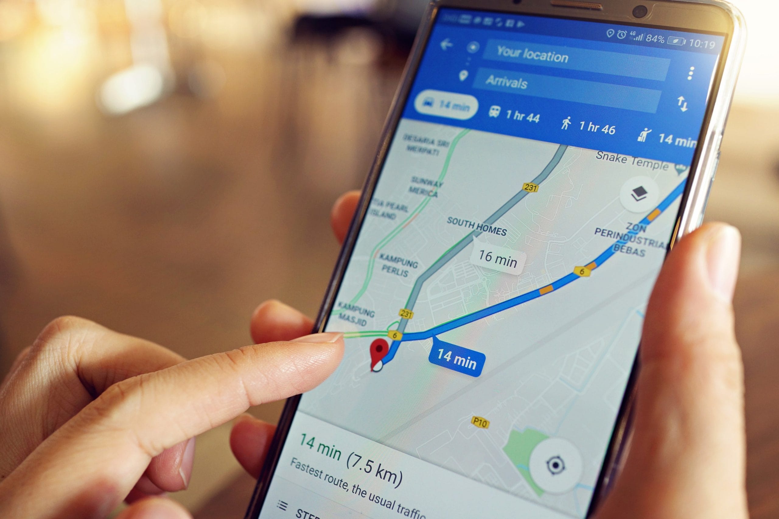 Femeia de care ascultă toți șoferii. Cine este vocea din spatele aplicației Google Maps