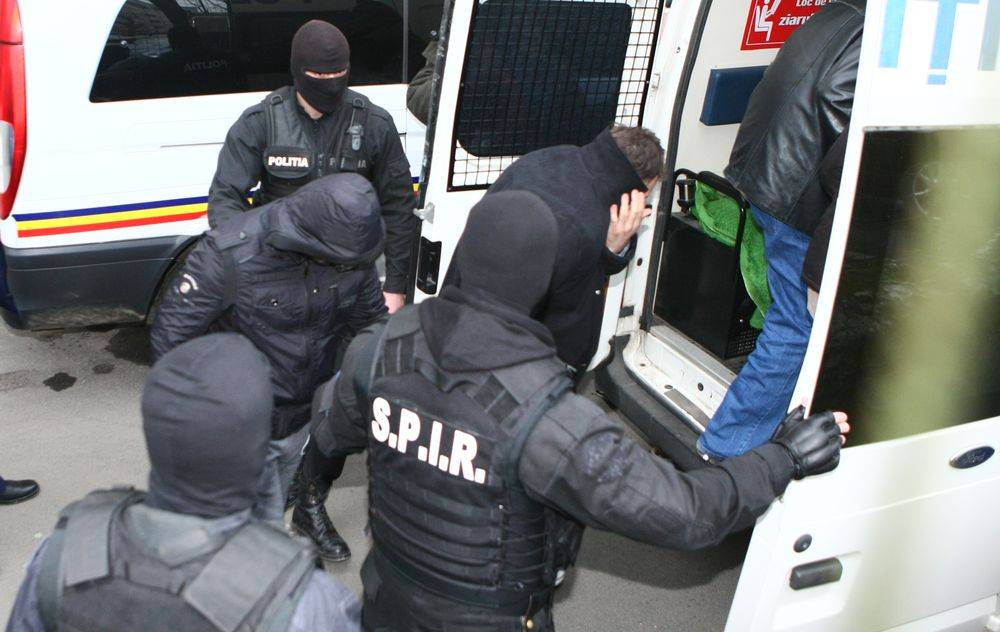 Un bărbat a fost bătut şi tâlhărit, într-un apartament din Ploieşti. Victima avea de vânzare bijuterii în valoare de 110.000 euro