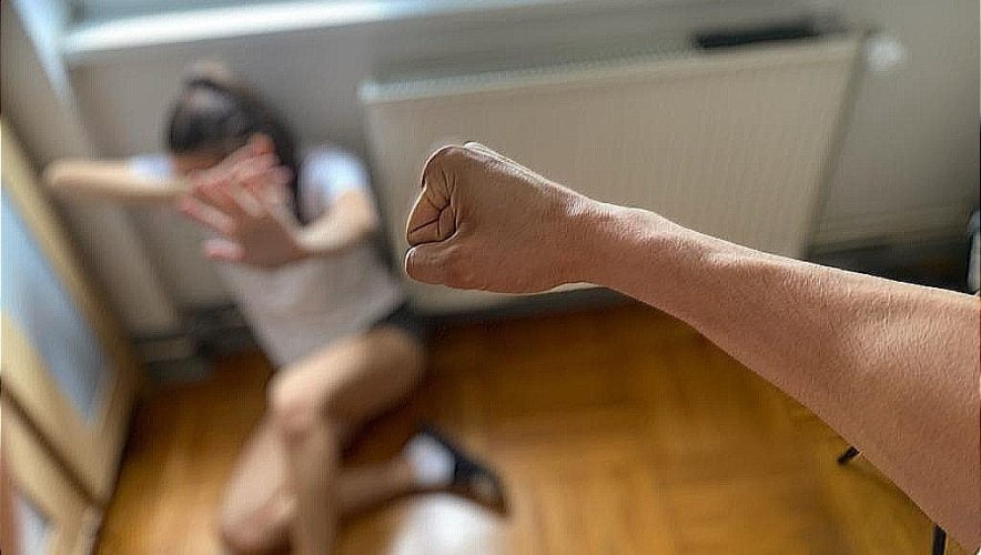 Un bărbat din Blejoi a încălcat ordinul de protecție şi a intrat peste fiica lui, în casă, cu intenția de a o agresa. A intervenit prietenul tinerei