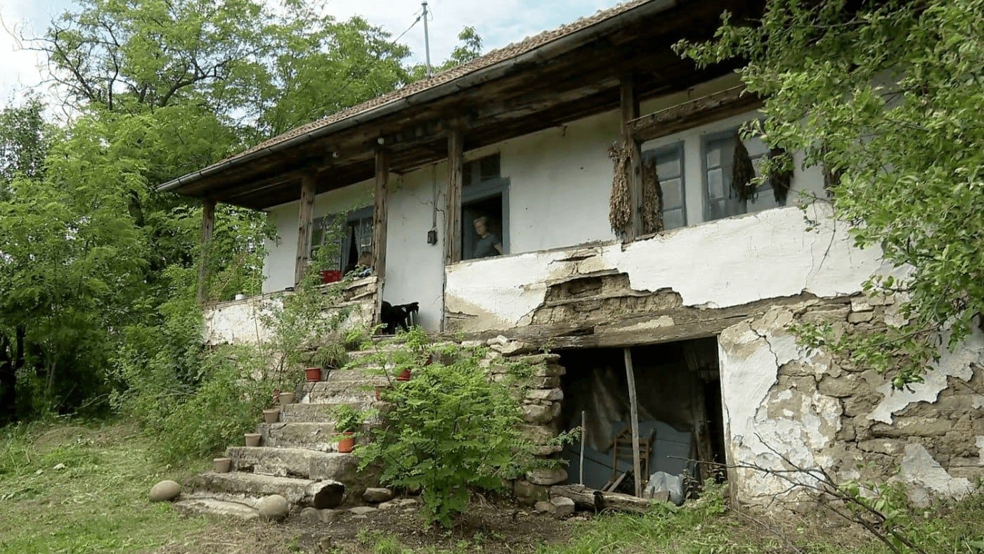 Comoară în pereții unei case bătrânești. Cum a descoperit nepotul averea neștiută a bunicilor săi