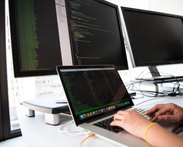 Inteligența artificială elimină 1.000 de locuri de muncă pe zi