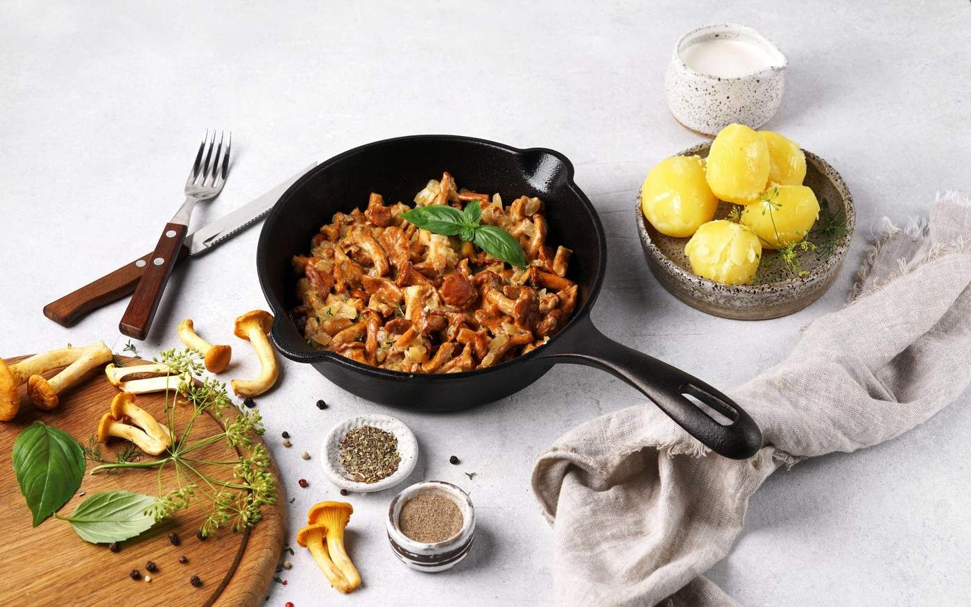 Rețetă de cartofi cu ciuperci și ceapă la tigaie. Un preparat delicios pentru perioada postului