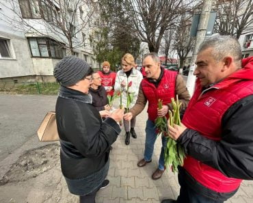 Senatorul Laura Moagher, alături de prefectul Virgiliu Nanu şi candidatul la Primăria Urlați. Femeile din localitate au fost întâmpinate cu flori