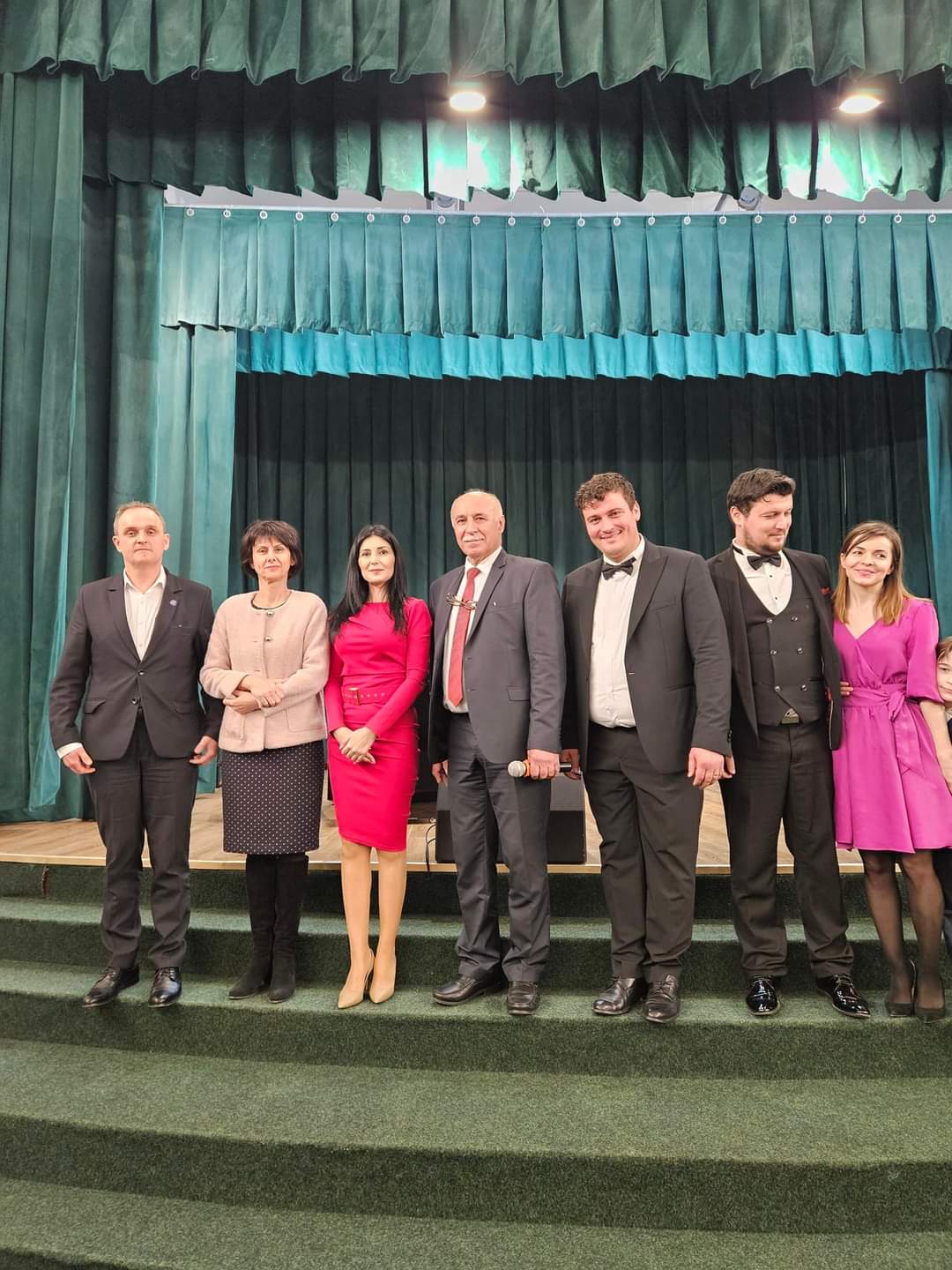 Spectacol-surpriză, organizat de preşedinta OFSD Prahova, Beatrice Gajman, pentru femeile din Vălenii de Munte