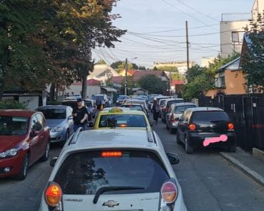 Părinții, acuzați că blochează zilnic străzile din Ploieşti: ”Autobuzele circulă aproape goale și părinții își duc copii cu mașina personală” Părinții, acuzați că blochează zilnic străzile din Ploieşti: ”Autobuzele circulă aproape goale și părinții își duc copii cu mașina personală”