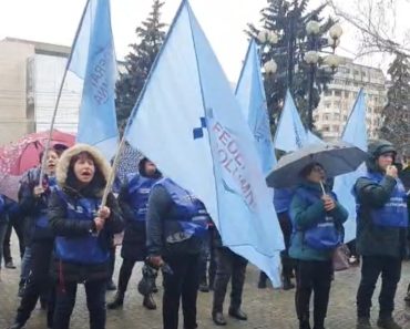 Angajații DGASPC protestează în centrul Ploieştiului. Ce revendicări au transmis Consiliului Județean Prahova