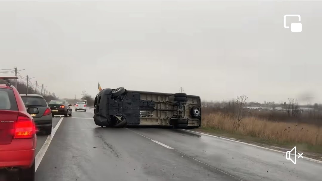 Accident pe DN1B, la Albeşti. O dubiță a căzut de pe platformă şi s-a răsturnat pe şosea Accident pe DN1B, la Albeşti. O dubiță a căzut de pe platformă şi s-a răsturnat pe şosea