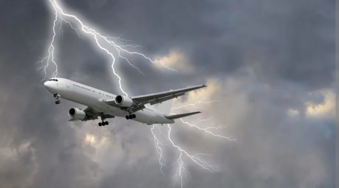 Un avion Tarom a revenit în București după ce a fost lovit de fulger