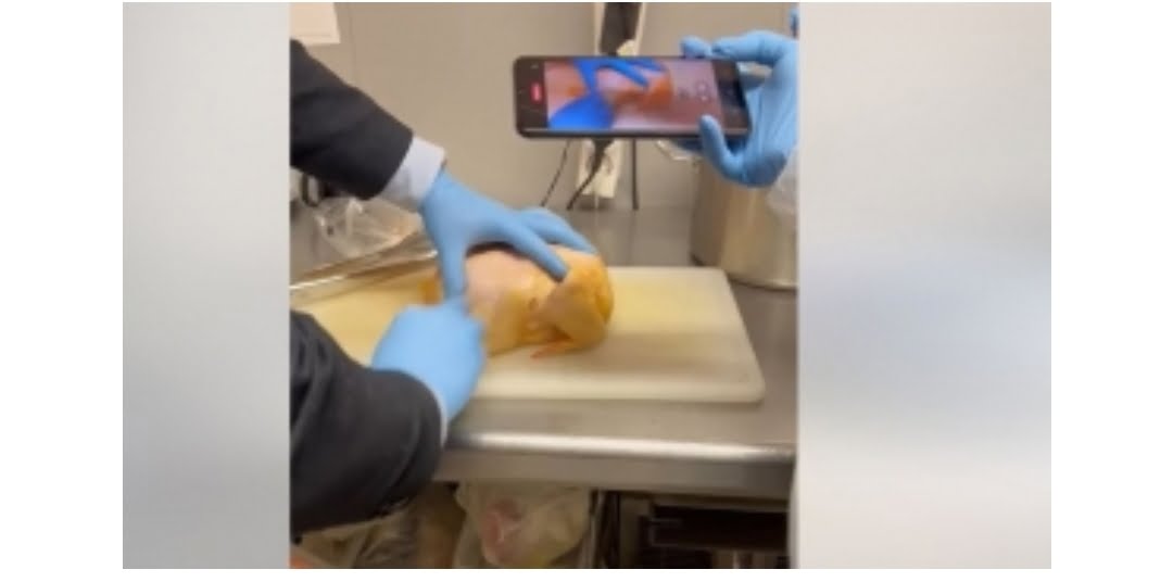 VIDEO – Cum arată ‘puiul vopsit’. Imagini din controlul ANPC la un hypermarket VIDEO – Cum arată ‘puiul vopsit’. Imagini din controlul ANPC la un hypermarket