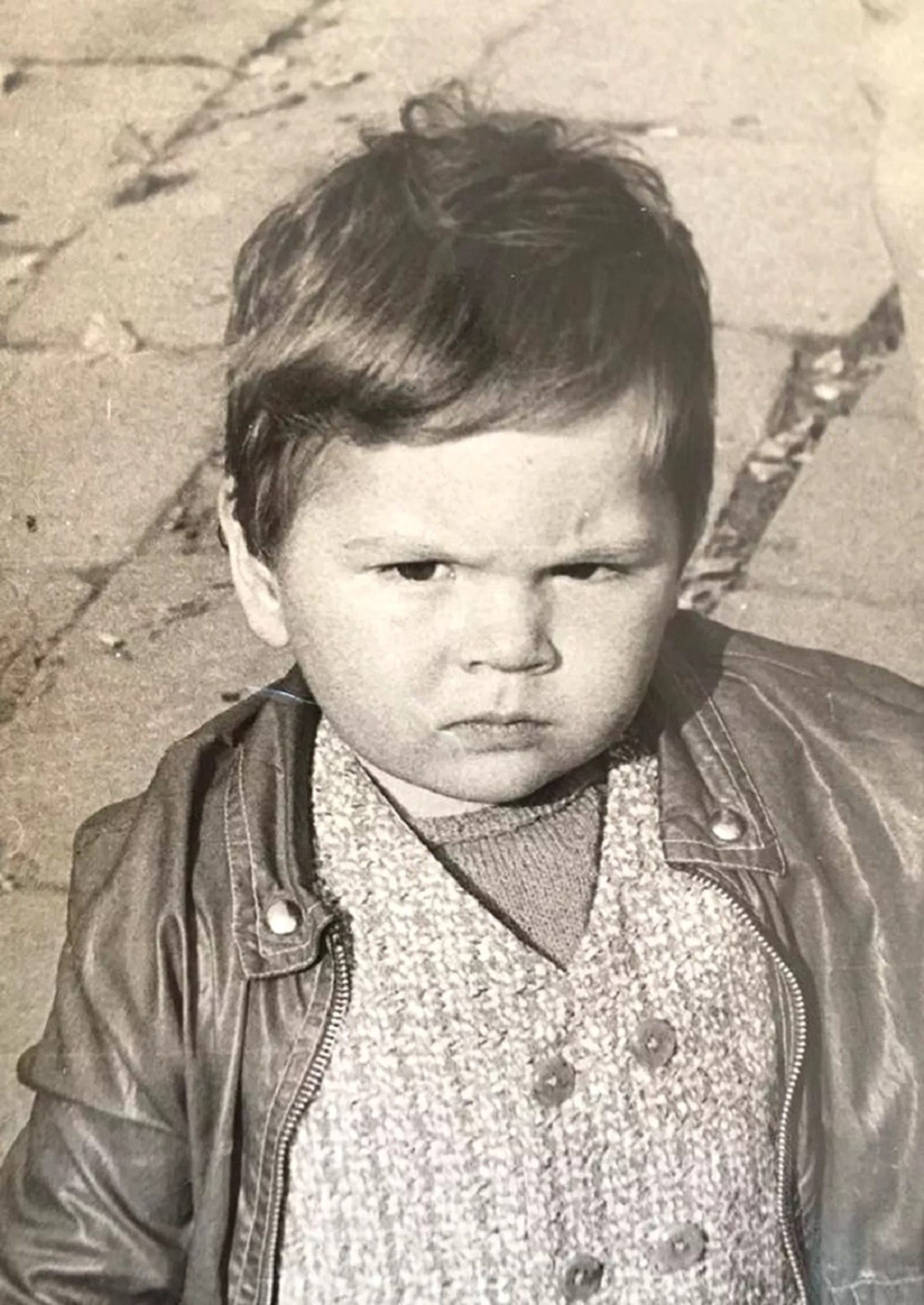 Îl recunoști? Astăzi e cel mai mare și mai iubit actor din România. Face parte din Generația de Aur