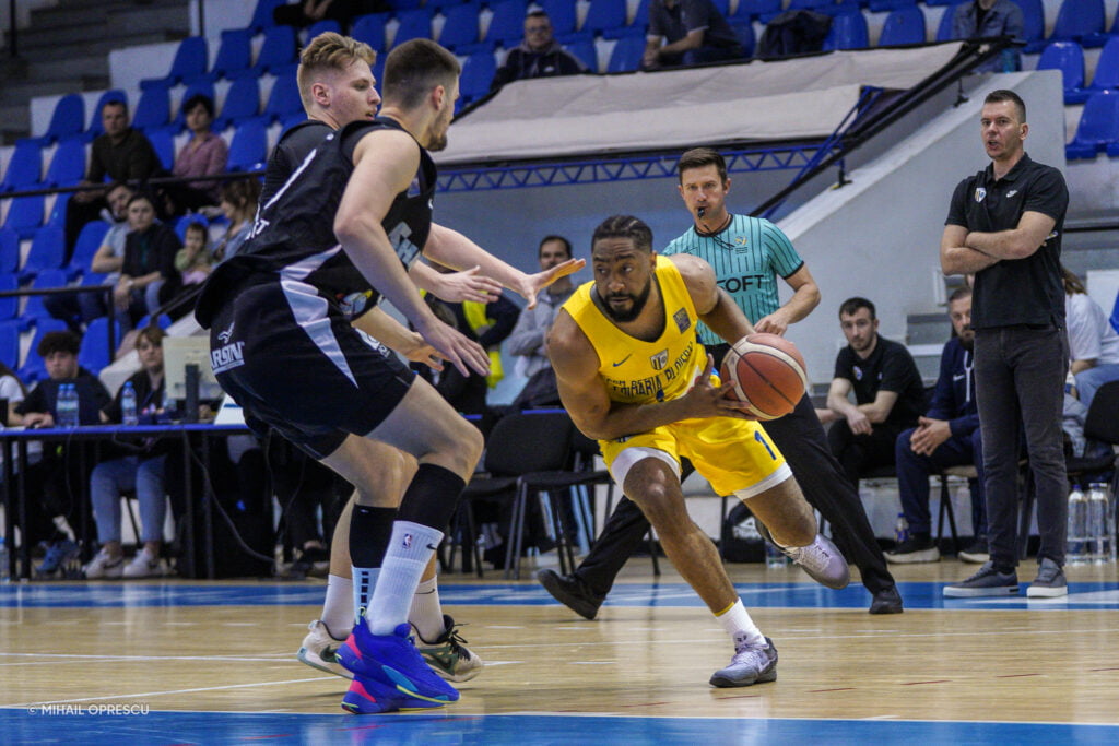 Al treilea triple-double în primul meci