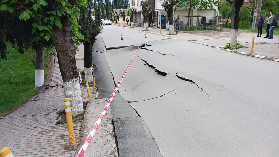Alertă la Slănic! Au fost evacuați locuitorii din zona surpării de teren. Echipe IGSU şi minieri, trimise la fața locului