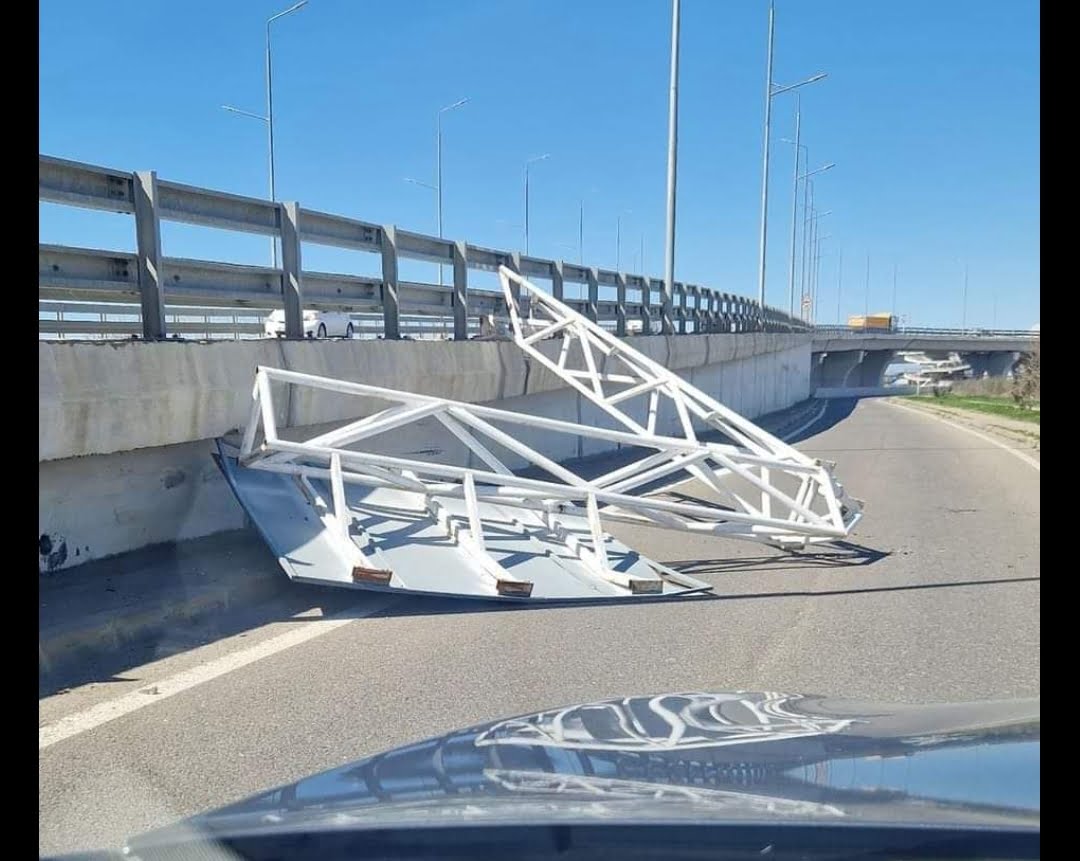 Un indicator de circulatie s-a prabusit pe carosabil, de pe giratoriul suspendat, din Blejoi