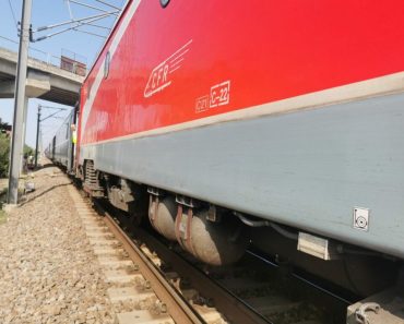 Femeie călcată de tren, după ce un bărbat a ținut-o cu forța pe șine