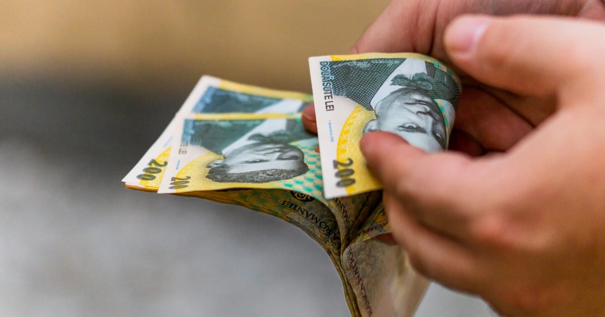 Mai mulți români s-au trezit cu credite de mii de lei pe numele lor, după ce doi escroci le-au falsificat cărțile de identitate