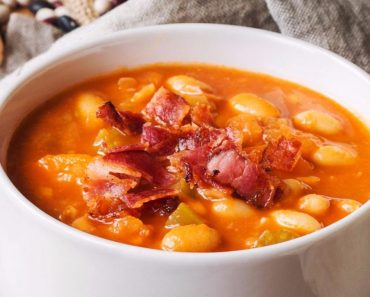 Ce trebuie să pui în ciorba de fasole cu afumătură. Ingredientul secret ce îi va da un gust ca la restaurant Ce trebuie să pui în ciorba de fasole cu afumătură. Ingredientul secret ce îi va da un gust ca la restaurant
