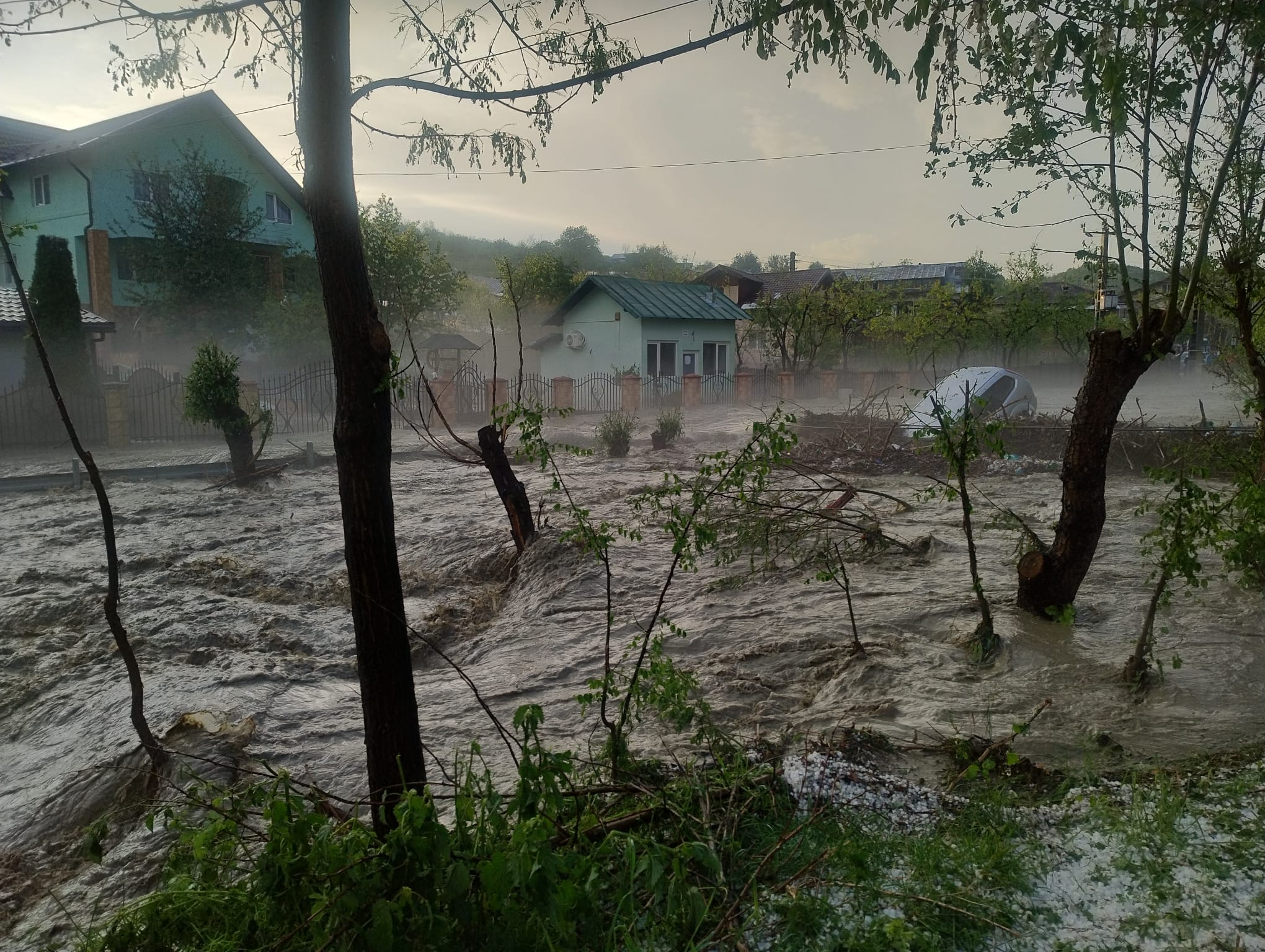 BREAKING/ Maşini luate de viitură, la Vâlcăneşti! Grindină şi inudații în mai multe zone din Prahova