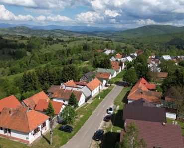 Satul considerat „perla României”. Turiștii nu se pot abține să nu ajungă aici