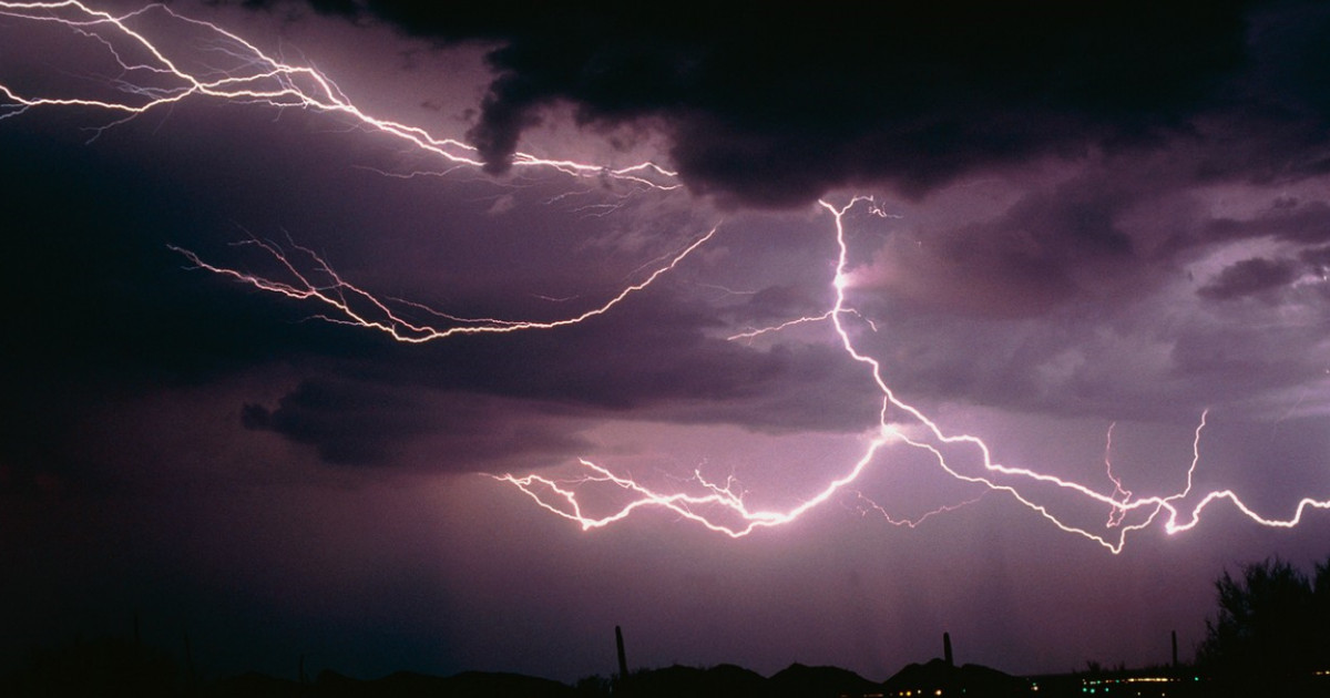 Cod roşu de furtună. Grindină, vijelii și rafale de peste 90 km/oră în trei județe