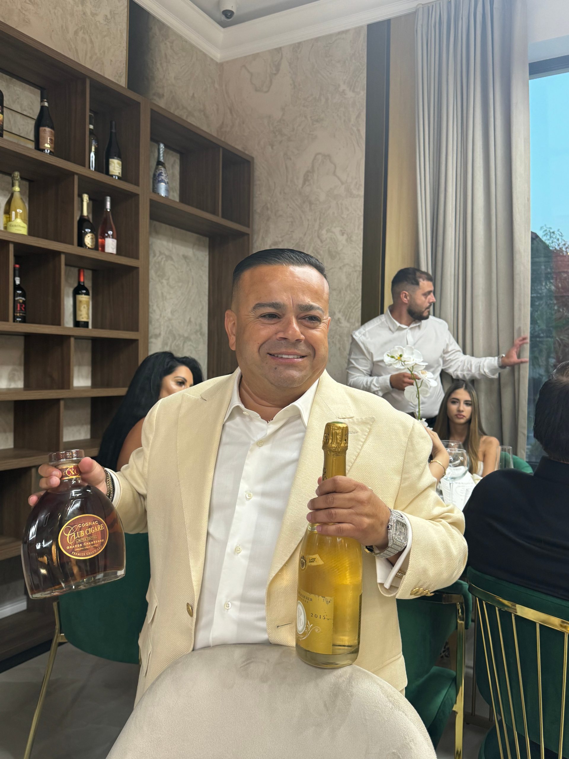 Adrian Minune, patron de restaurant în Ștefănești! Celebrul artist și-a primit aseară primii clienți cărora le-a cântat din suflet alături de formația sa!