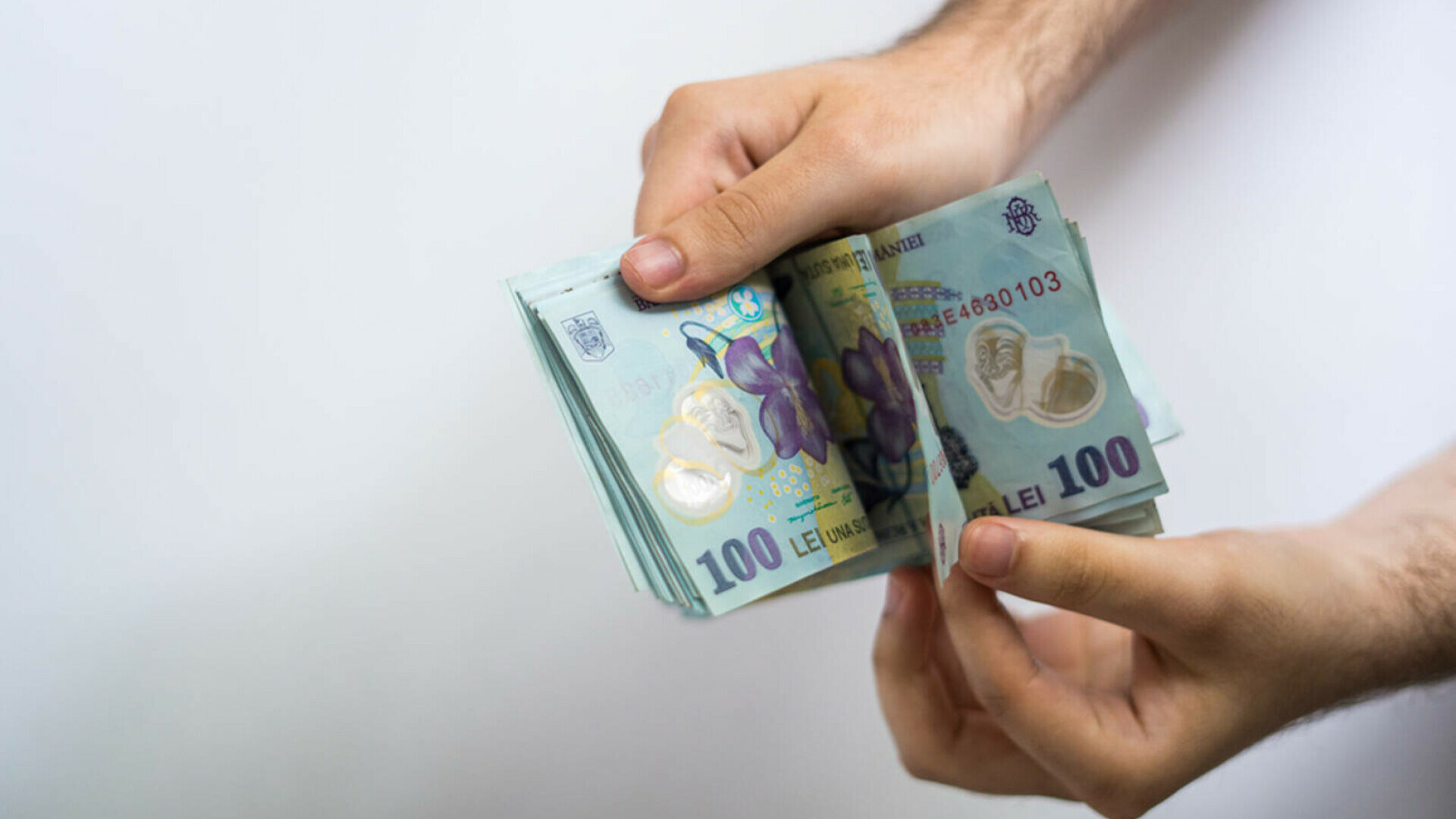 România va trece, din toamnă, la salariul minim european. Cum va fi calculat