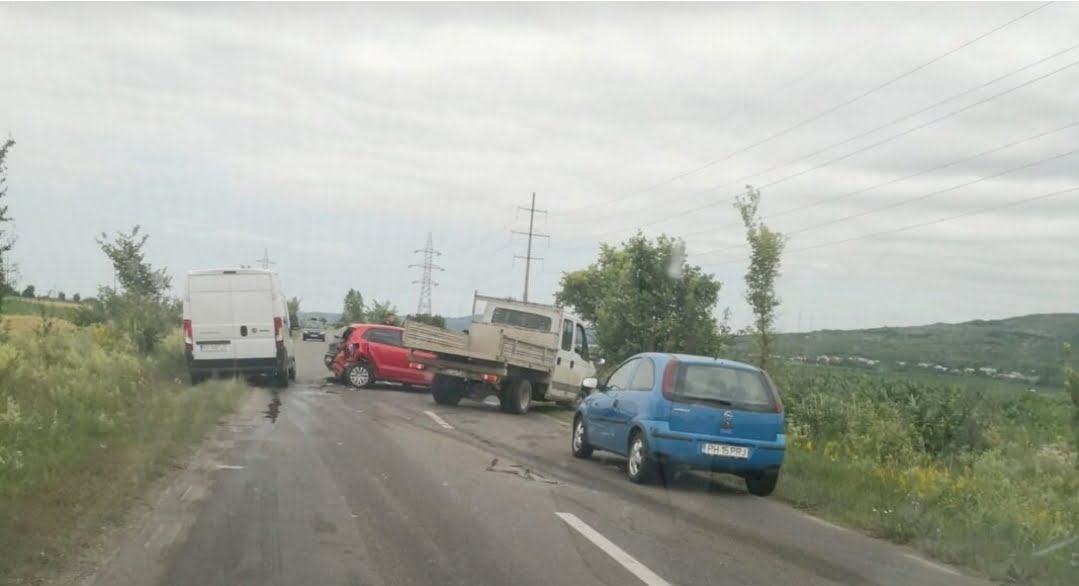 Accident grav în Bălțeşti. Trei maşini implicate, un tânăr de 16 ani a ajuns la spital