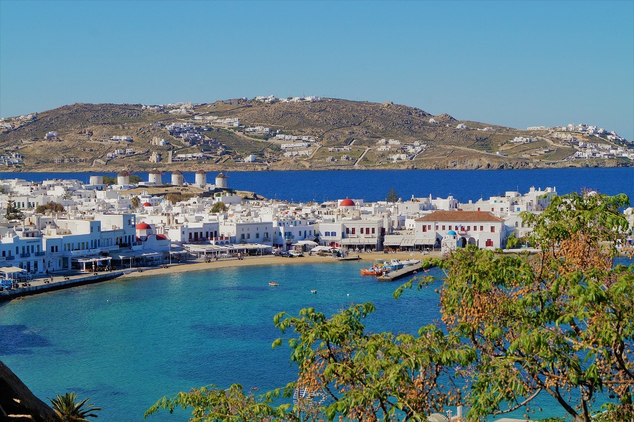 Insula de lux din Grecia unde prețurile la cazare au scăzut și de 3 ori. O vilă cu piscină costă doar 231 de euro Insula de lux din Grecia unde prețurile la cazare au scăzut și de 3 ori. O vilă cu piscină costă doar 231 de euro