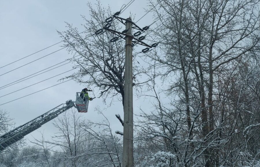 Dezastru în Prahova! Mii de consumatori, fără energie electrică din cauza avariilor provocate de furtună
