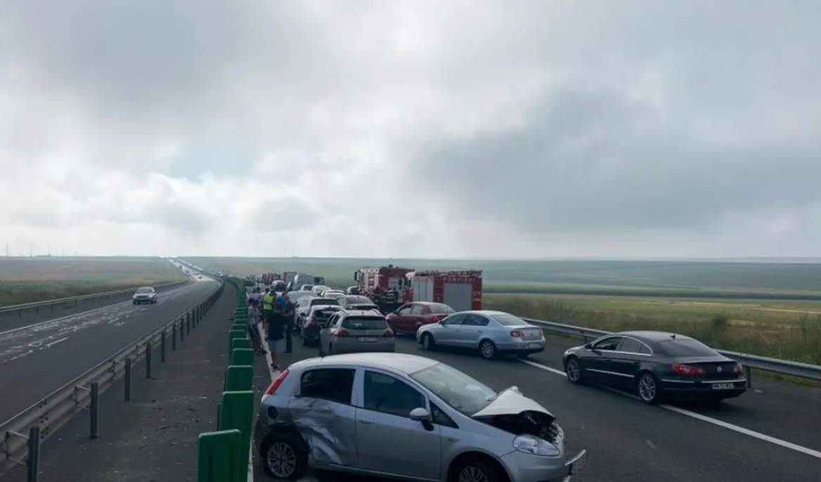 25 de persoane, printre care şi minori, implicate într-un accident pe Autostrada Soarelui. 8 mașini au fost distruse | FOTO