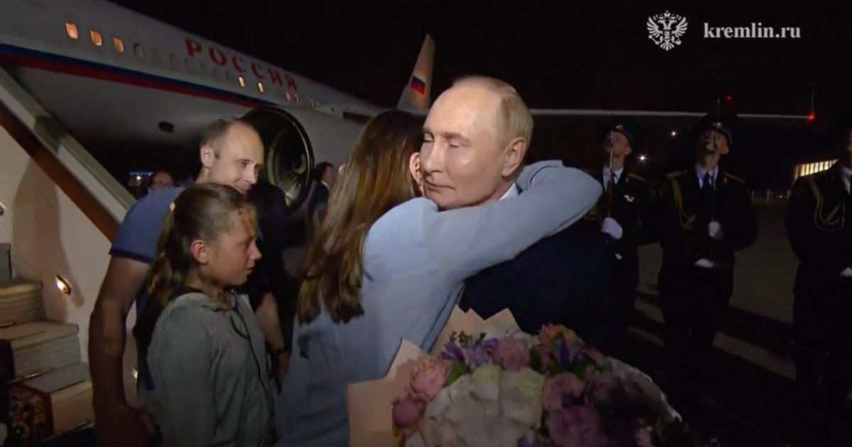 Copiii unor spioni eliberați în urma schimbului istoric cu SUA au aflat în avion că sunt ruși. Nu știau cine e Putin