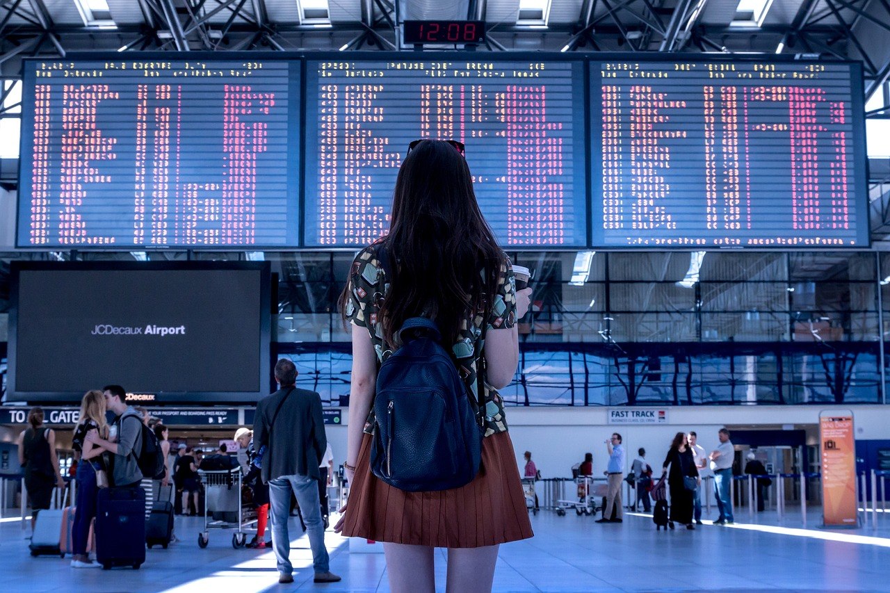 Noi condiții de călătorie pentru români de la 1 septembrie 2024. Ce vor avea voie să transporte în bagajul de mână